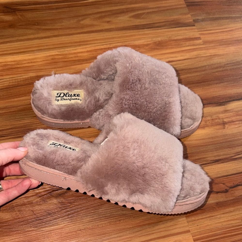 Dearfoams Women's Plush Slippers in Brown